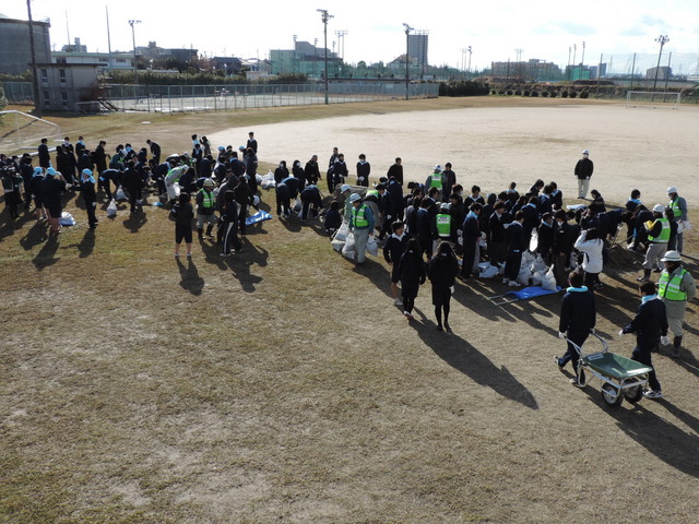 『あったらいいな！土のうで浸水から守ろう』運動。県建設業協会と愛知県建設部主催の高校生に災害への関心を持ってもらう活動の一環として県立刈谷東高校の土のう作り授業に地元会員