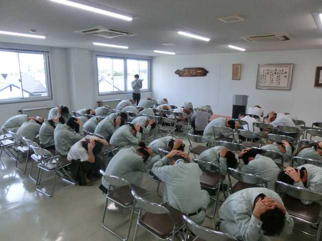 シェイクアウト訓練を実施しました