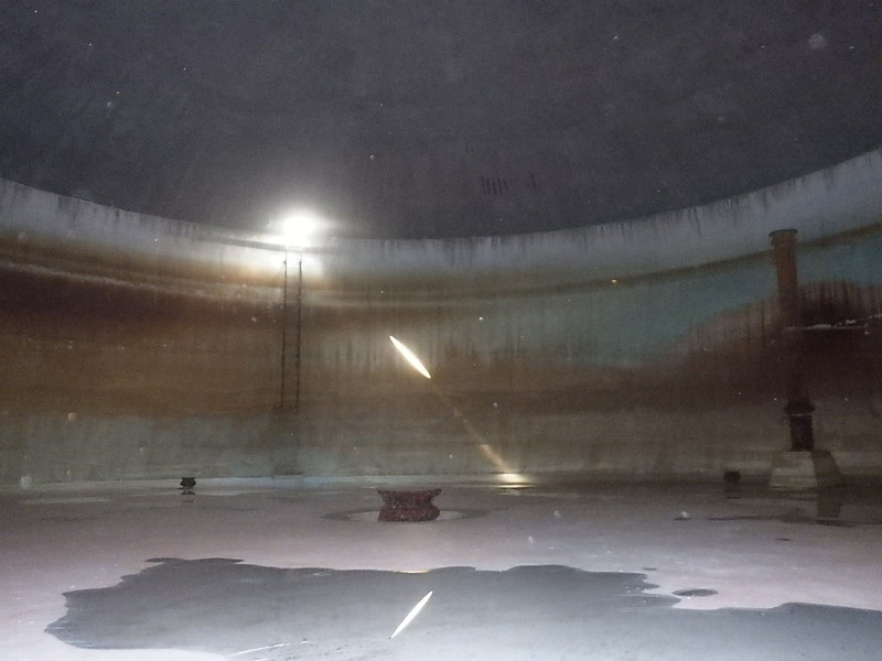 耐震・防食塗装を行う前の状態です。<br />
塗装は変色し、配管や梯子が錆びています。