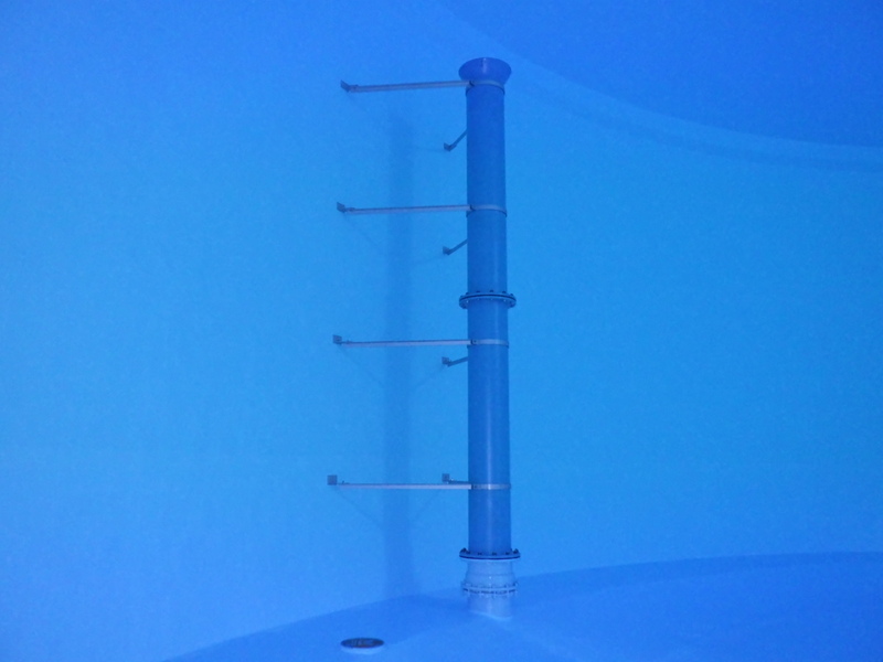 タンク内の配管や梯子、防食塗装も<br />
きれいになりました。